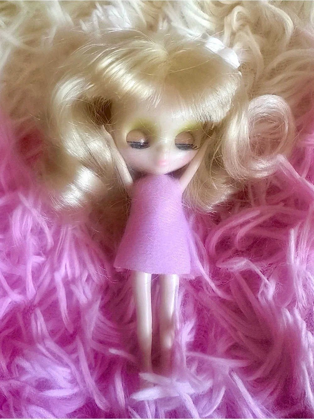 petite blythe doll w blonde hair, pink dress & hair accessory